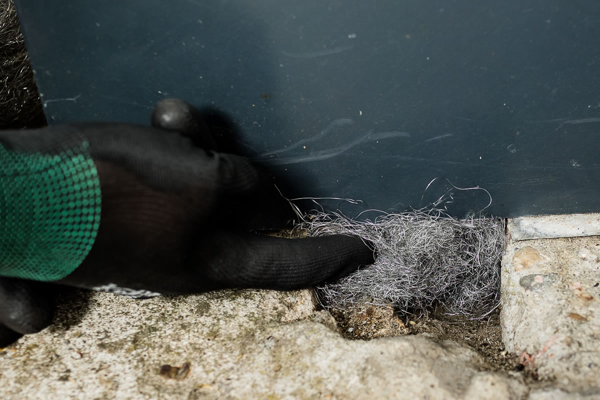 Staalwol tegen muizen aandrukken